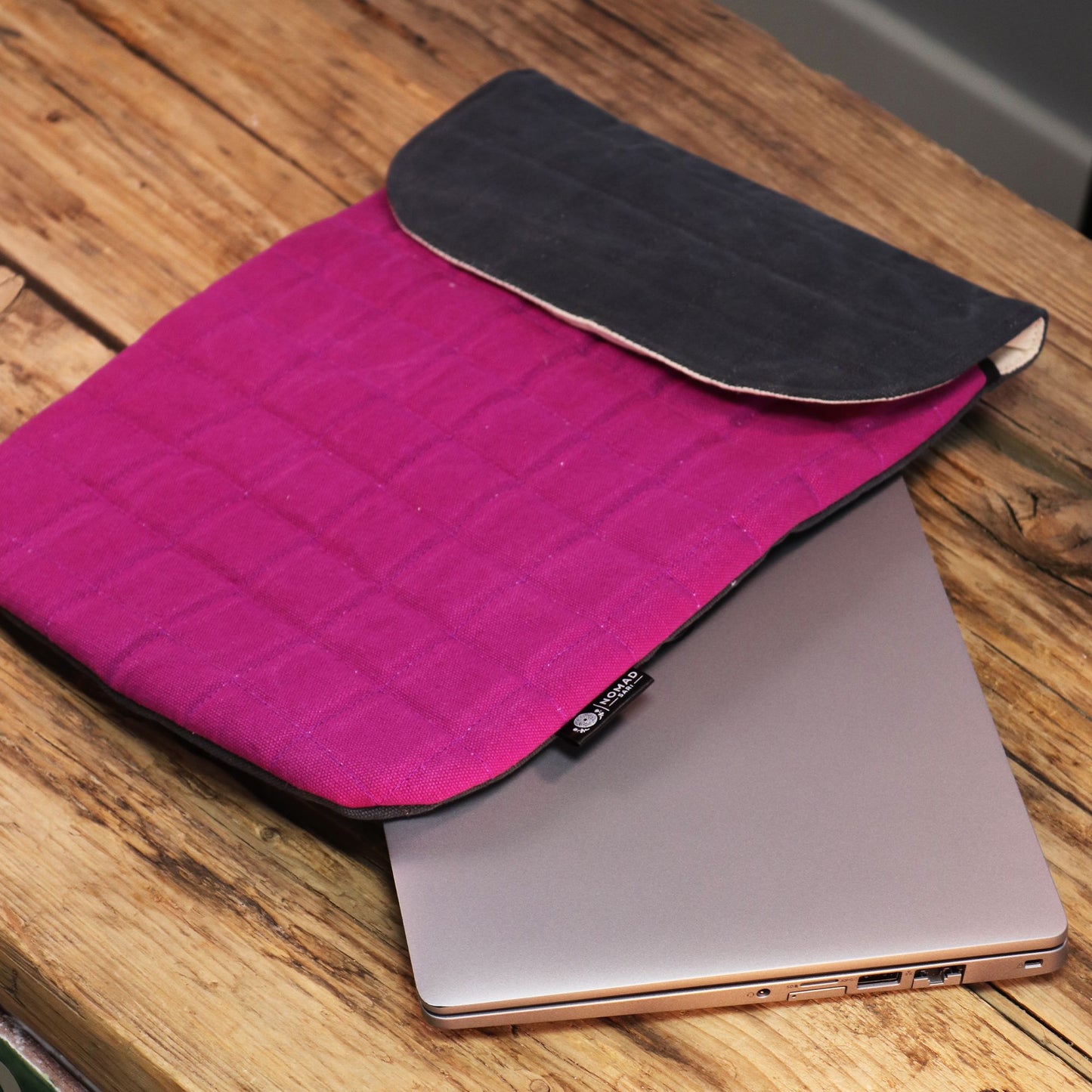 Laptop-Schutztasche 'Purple Haze' – Handgefertigt aus 14oz Stonewash-Baumwolle
