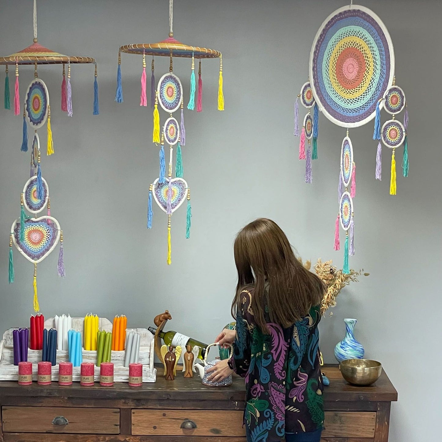Großer Traumfänger Bali 'Lebendiger Regenbogen' – Handgefertigte Wandkunst mit Bambusgriff, 120 cm