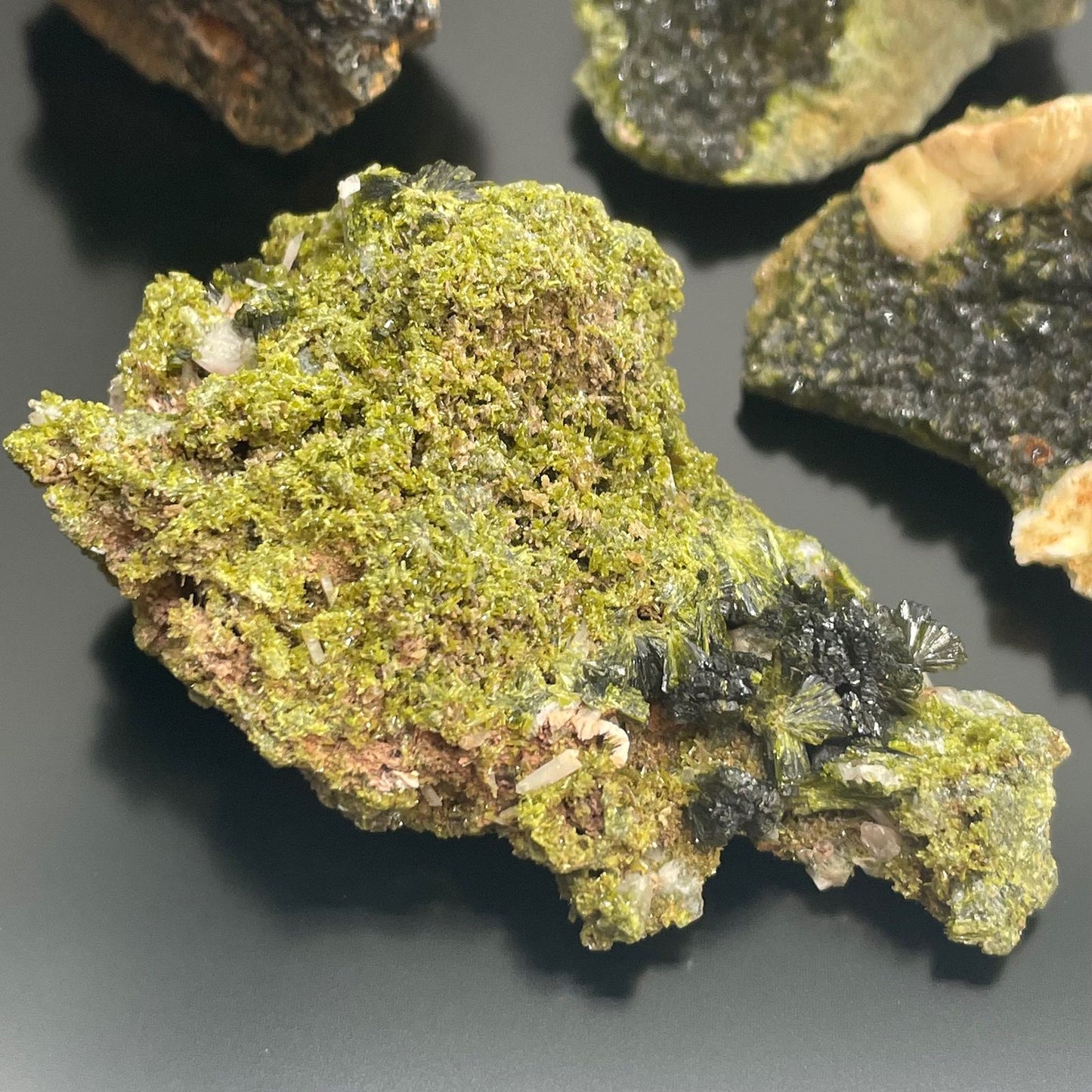 Epidot Kollektion – 10 handverlesene Mineralien im Set