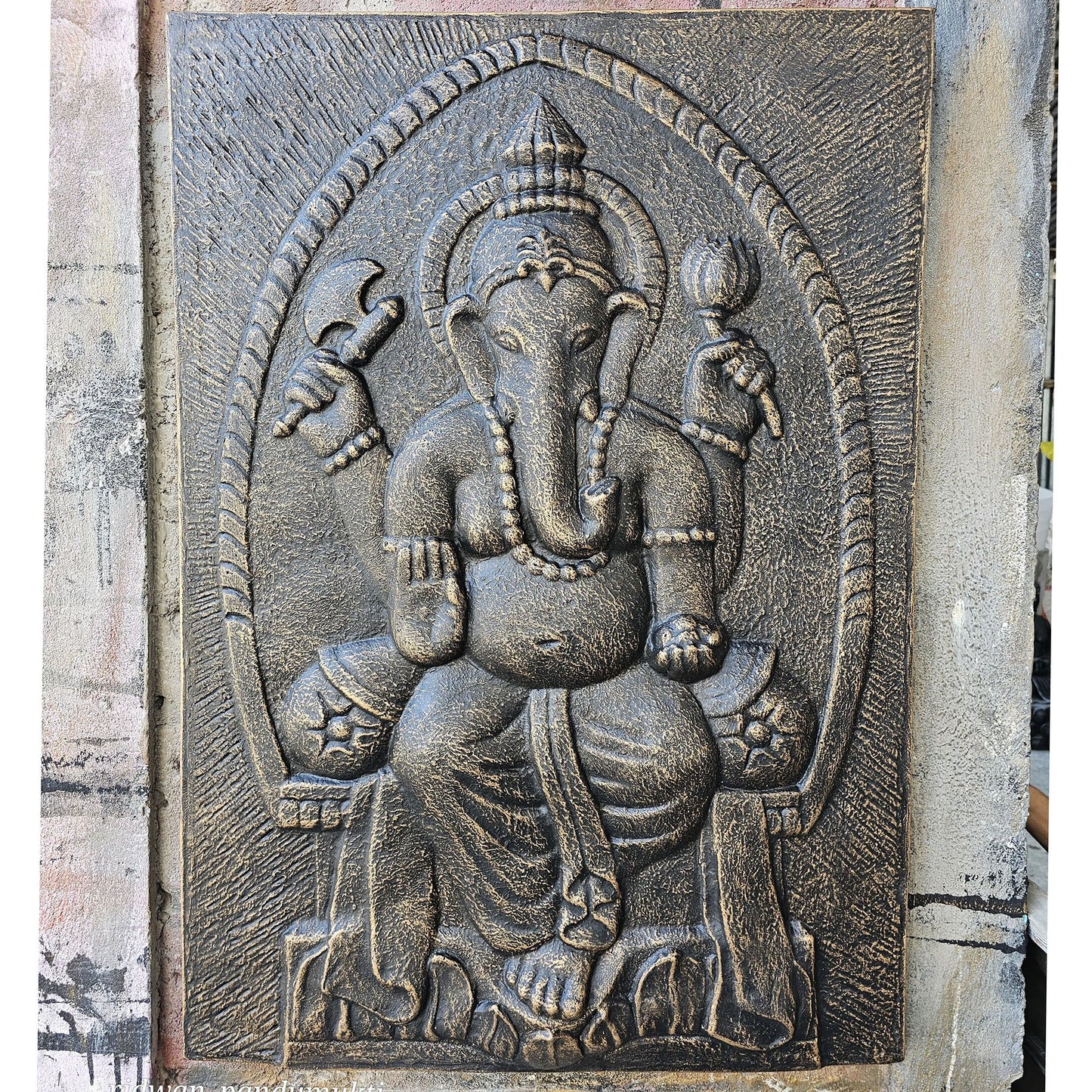 Wandrelief Ganesha in Antikgold – Zeitlose Eleganz aus Faserzement