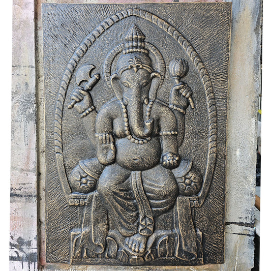 Wandrelief Ganesha in Antikgold – Zeitlose Eleganz aus Faserzement