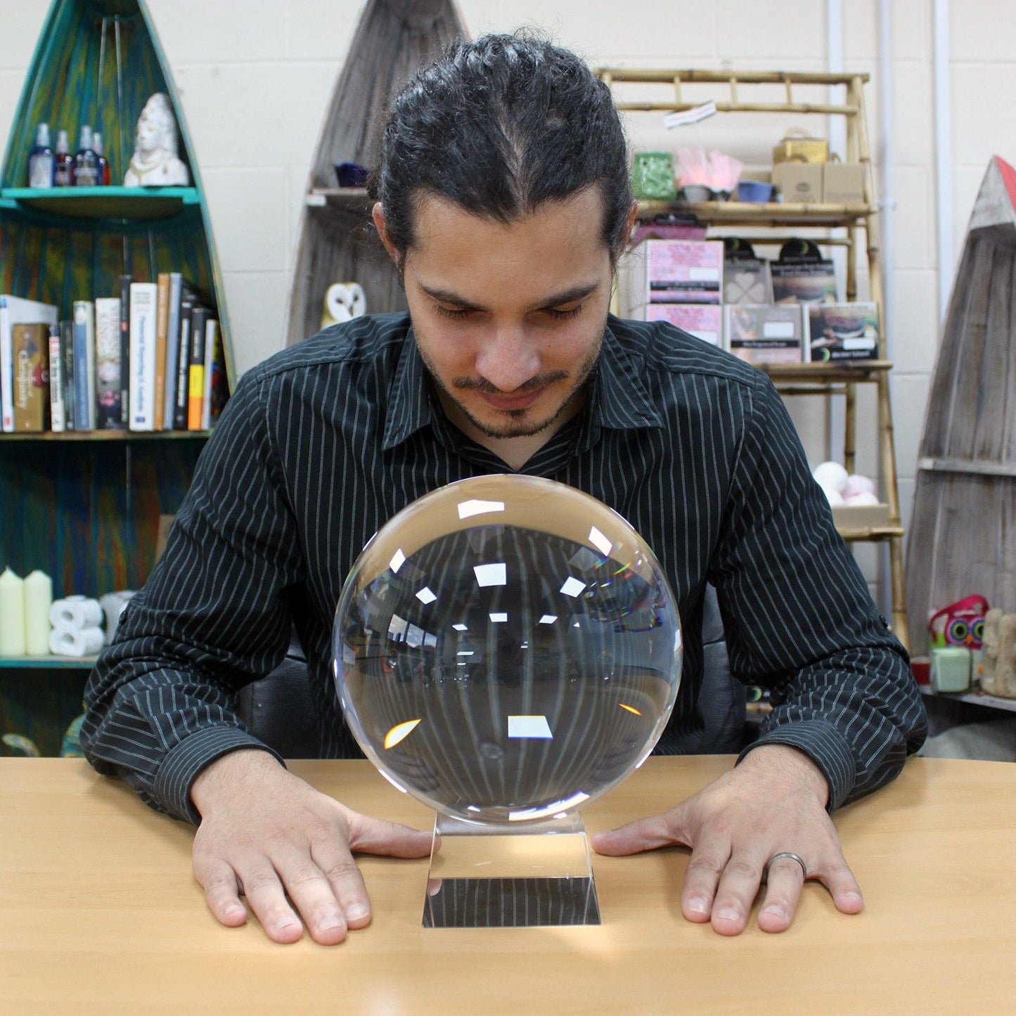 Kristallkugel der Klarsicht 200 mm – Handgefertigte Kugel aus optischem Glas mit edlem Sockel