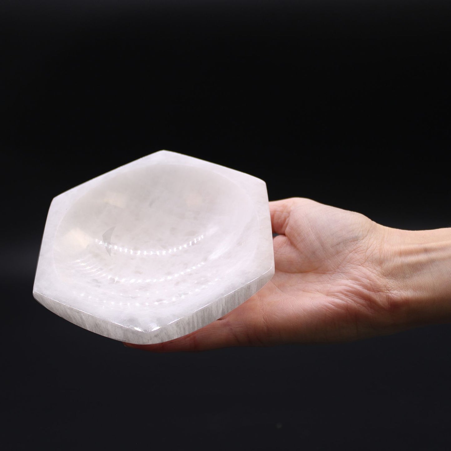 Selenit Schale in Hexagon-Form – 15 cm Mondstein-Dekor