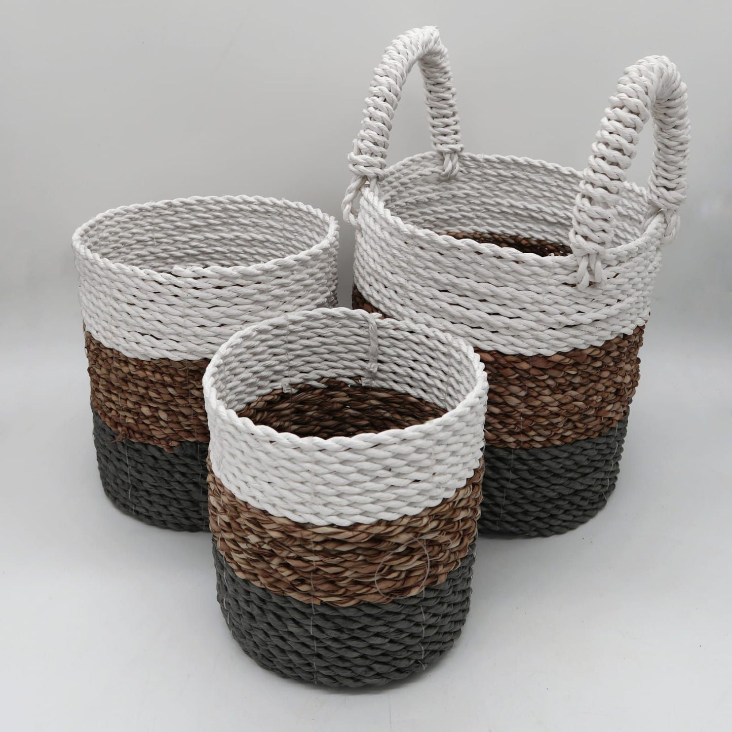 Set aus 3 handgeflochtenen Seegras-Körben in Grau, Natur & Weiß
