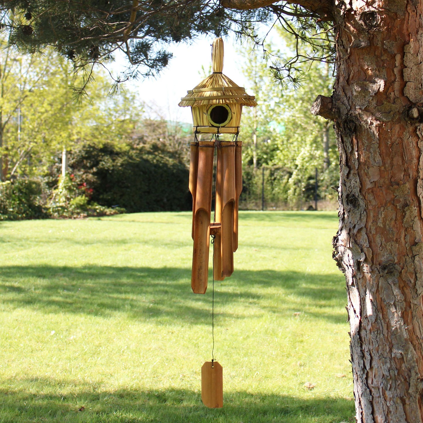 Handgefertigtes Vogelhaus aus Seegras mit Bambus-Windspiel – Natürliche Gartendekoration
