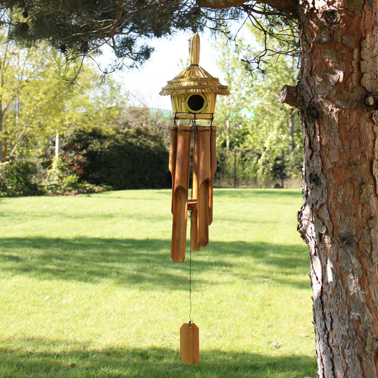 Handgefertigtes Vogelhaus aus Seegras mit Bambus-Windspiel – Natürliche Gartendekoration