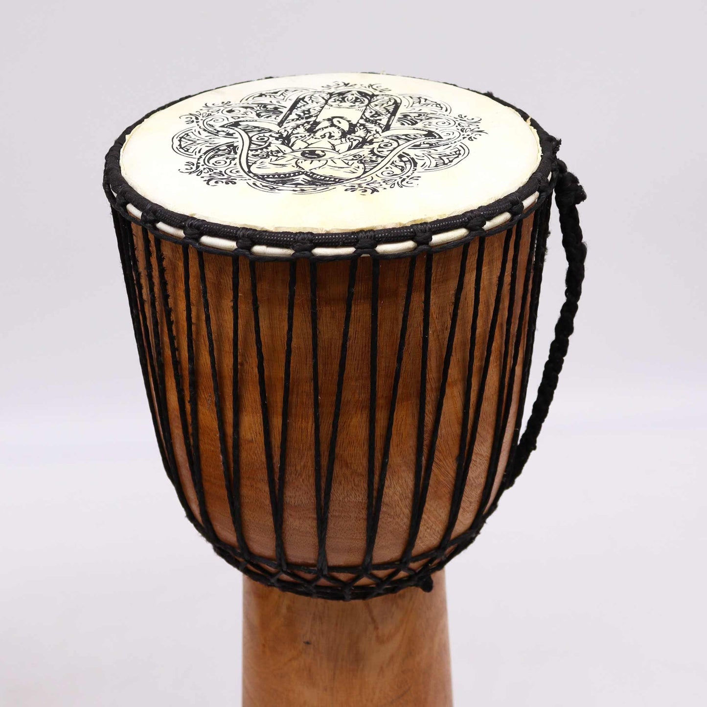 Handgefertigte Djembe mit Hamsa-Motiv – 50 cm Wide Top Trommel aus Suar-Holz