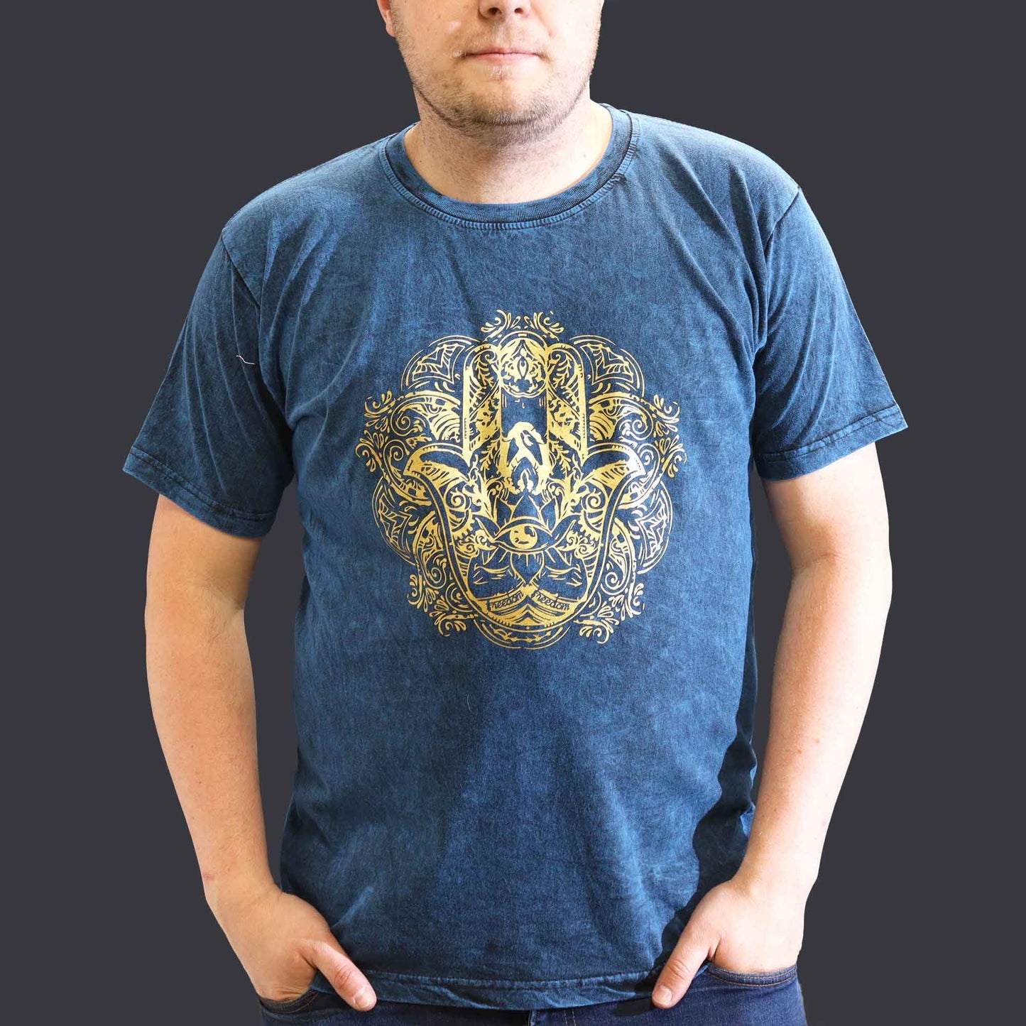 Stone Washed T-Shirt 'Hamsa' in Blau – Symbol für Schutz & Frieden