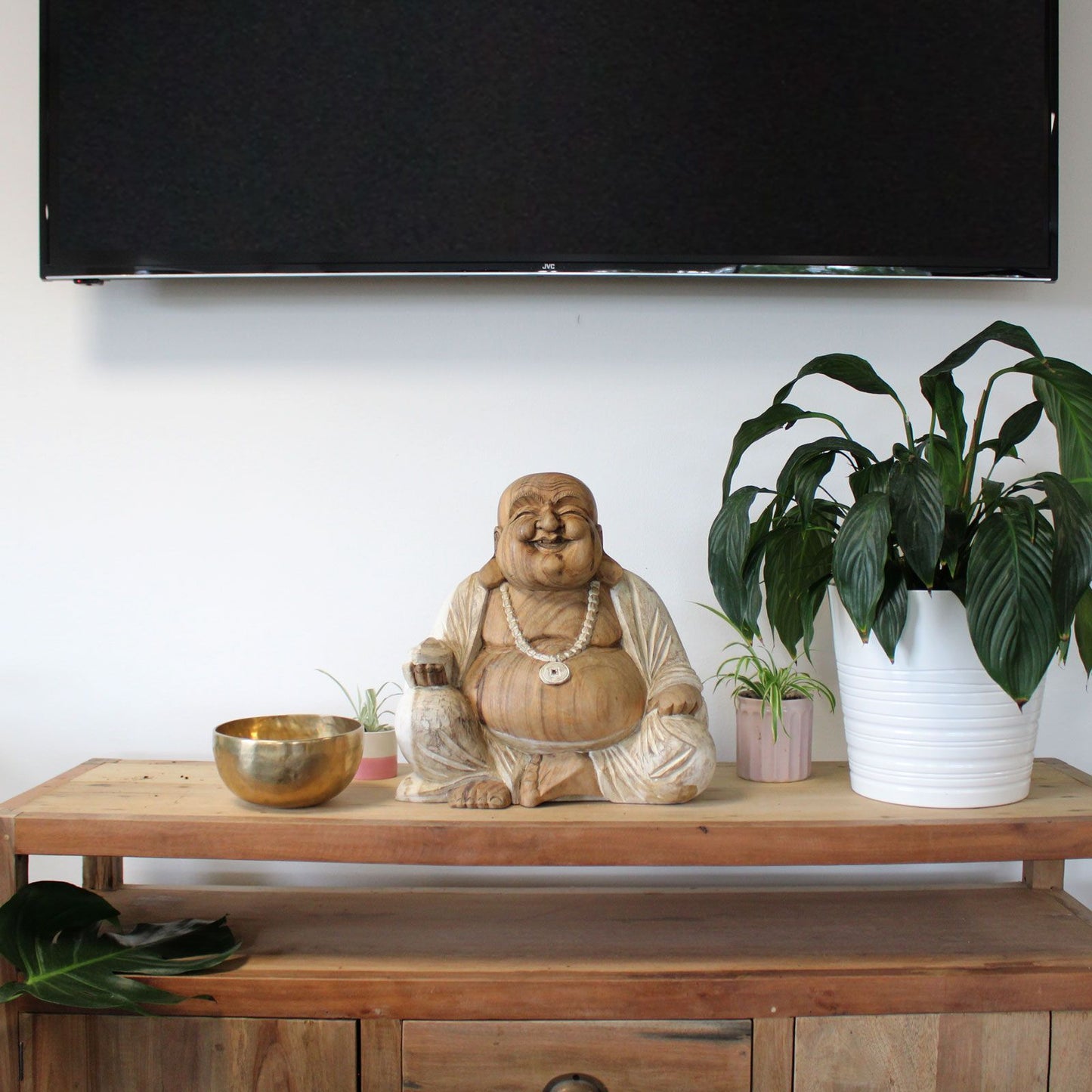 Glücks-Buddha Statue 40 cm – Handgeschnitzt aus Suarholz mit Weißton-Patina
