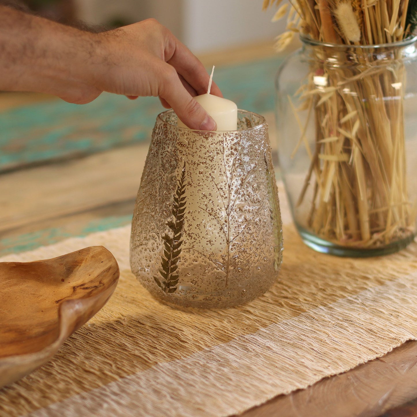 Handgefertigter Kerzenhalter aus recyceltem Glas mit echten Farnblättern