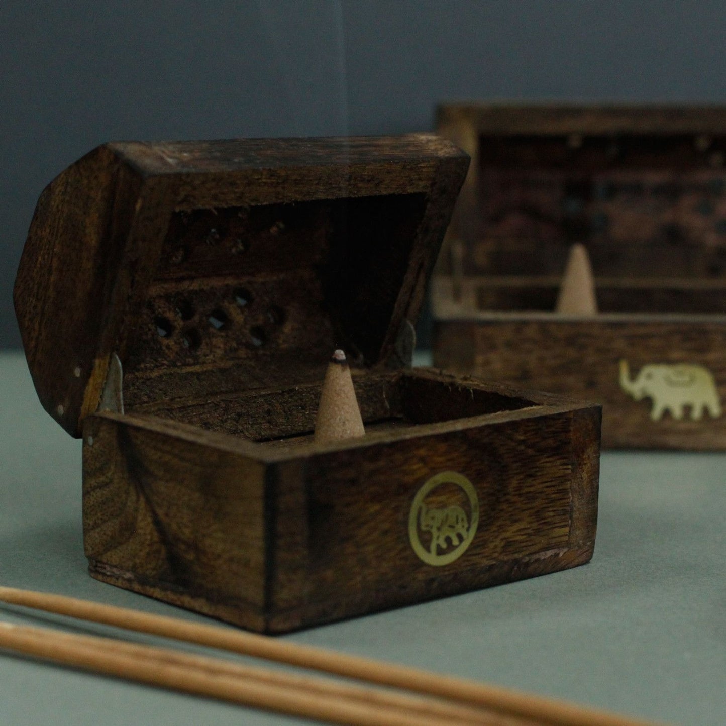 Räucherbox aus Mangoholz – Handgefertigtes Unikat für Aroma & Stil