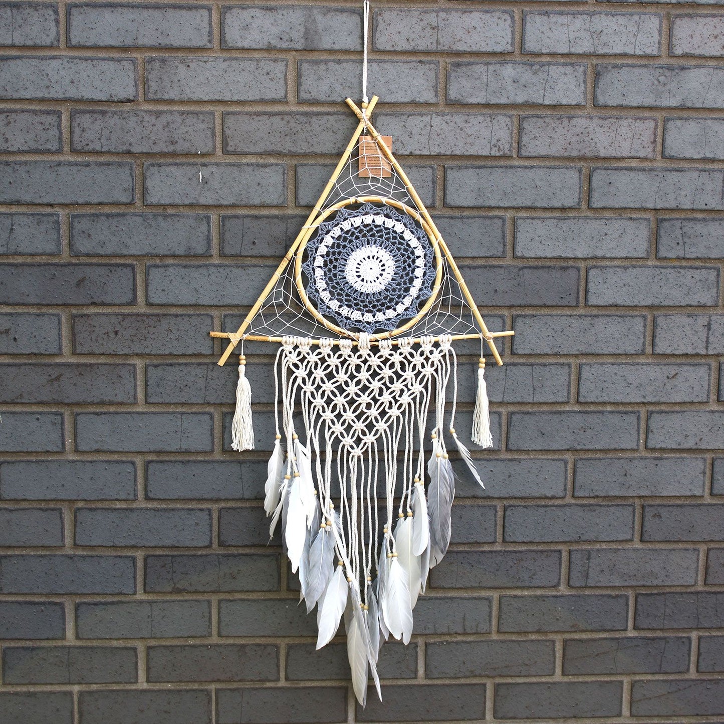 Makramee-Pyramide in Weiß-Grau – Traumfänger mit Schutzsymbolik
