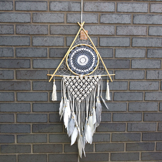 Makramee-Pyramide in Weiß-Grau – Traumfänger mit Schutzsymbolik
