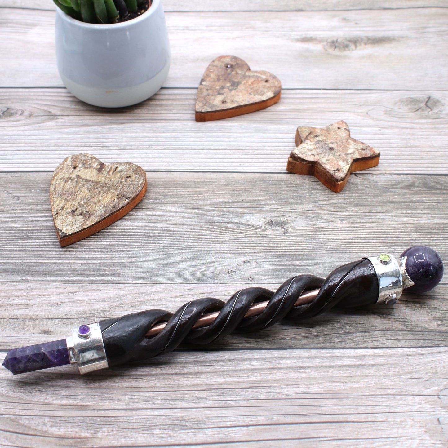 Handgefertigter Heilstab aus Kupfer & Teakholz mit Amethyst - Spirale Gravur