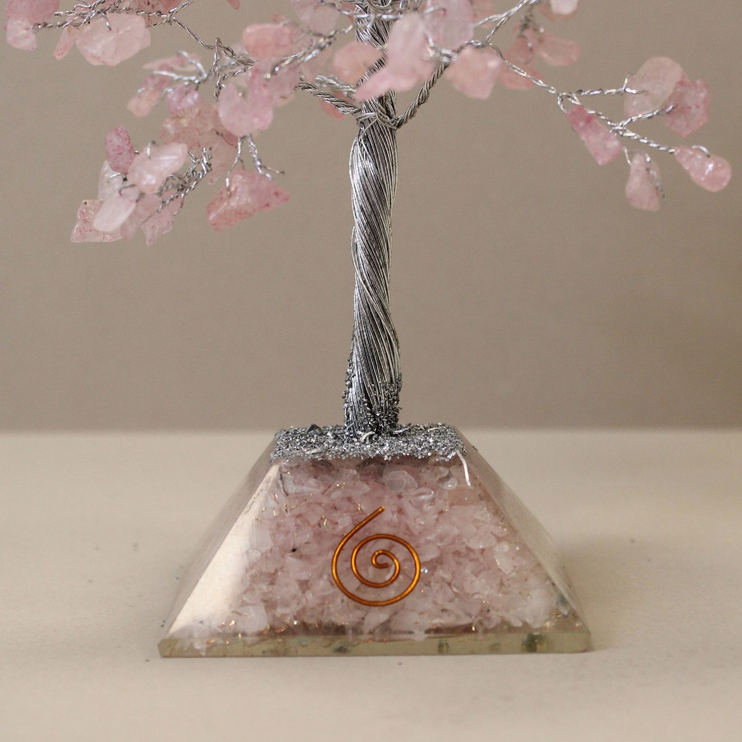 Orgonit-Pyramide mit Edelstein-Baum – 320 Rosenquarz-Steine – Handgefertigtes Unikat