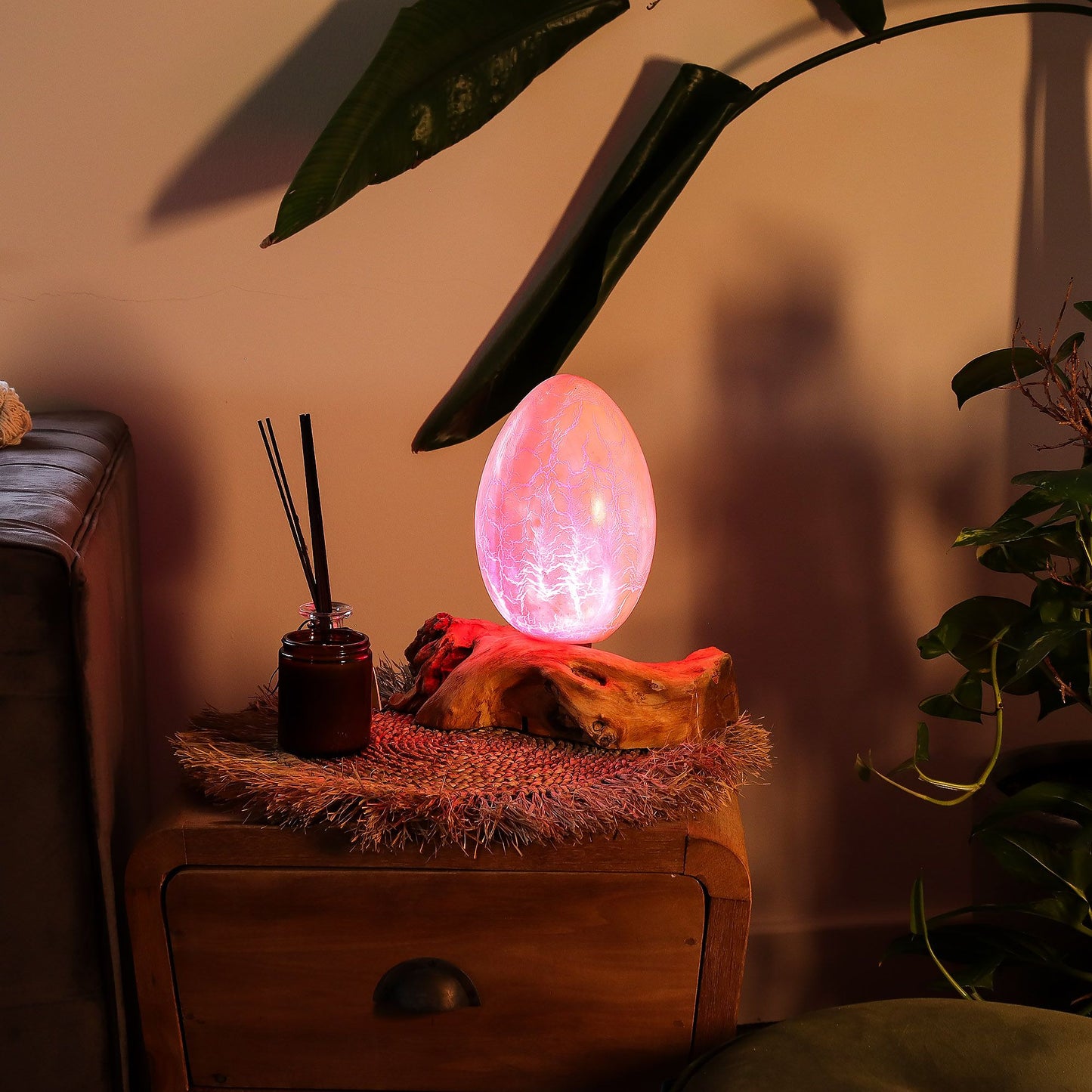 Craquelé-Ei Lampe 'Sonnenfeuer' - Handgefertigt aus Orangefarbenem Glas und Treibholz