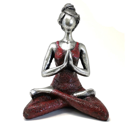 Yoga Lady Figur in Silber & Bordeaux – Handgefertigte Resin-Dekoration