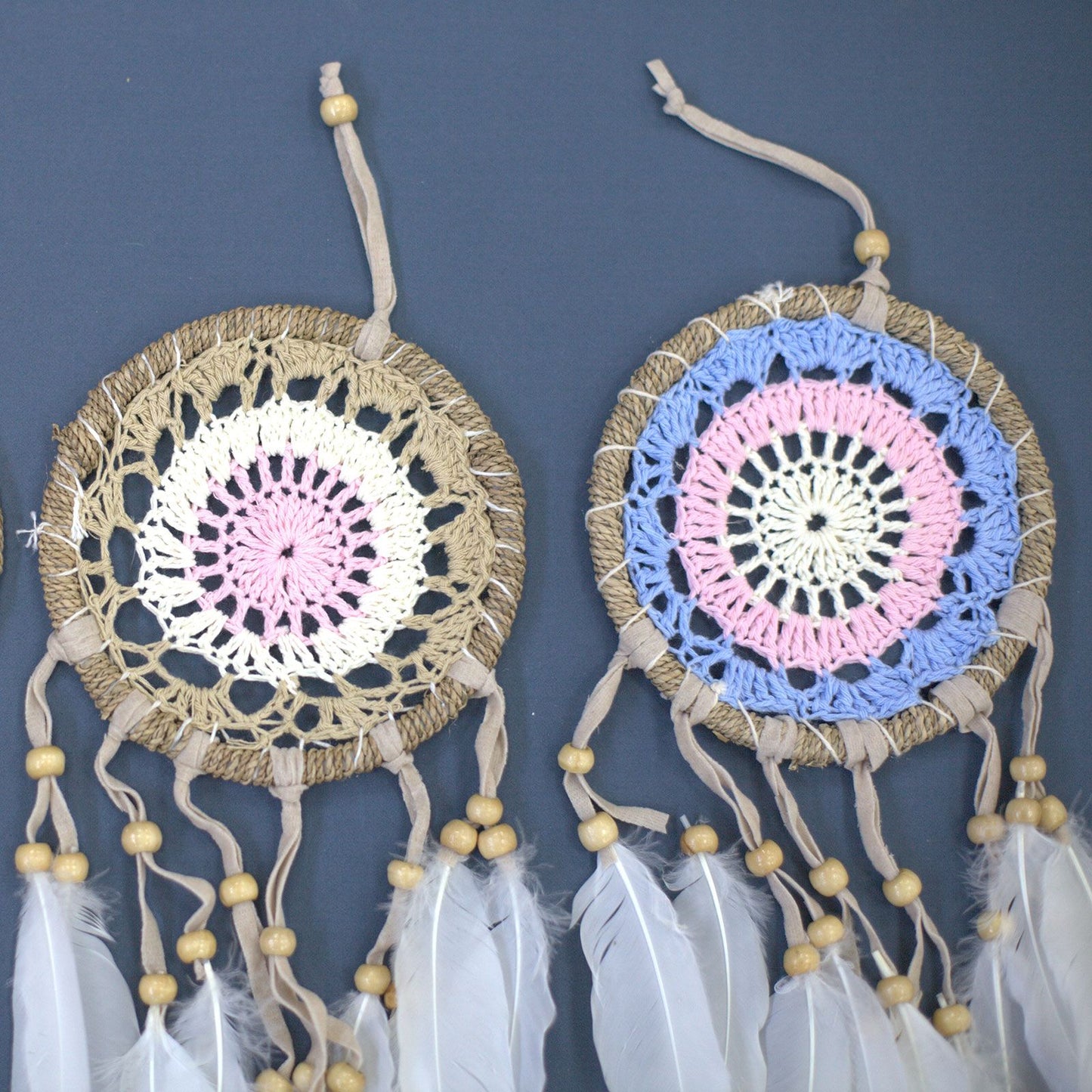 Set mit 6 handgeknüpften Traumfängern in Pastellrosa - 12 cm mit Federn