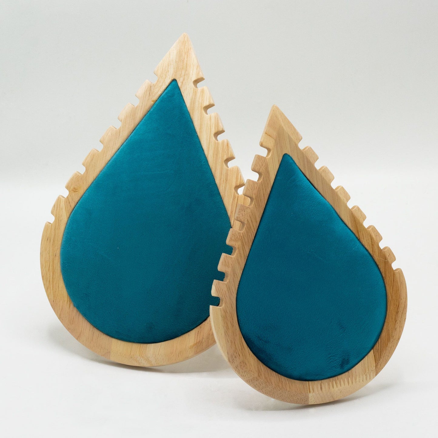 Schmuckständer 'Zarte Träne' - Samt & Massivholz Display für Halsketten 19x13 cm