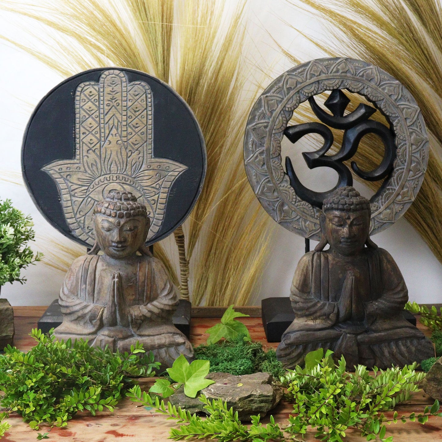Buddha Figur mit Om-Symbol in Grau-Schwarz – Feng Shui Set aus Albasia-Holz (2 Mudra-Positionen)
