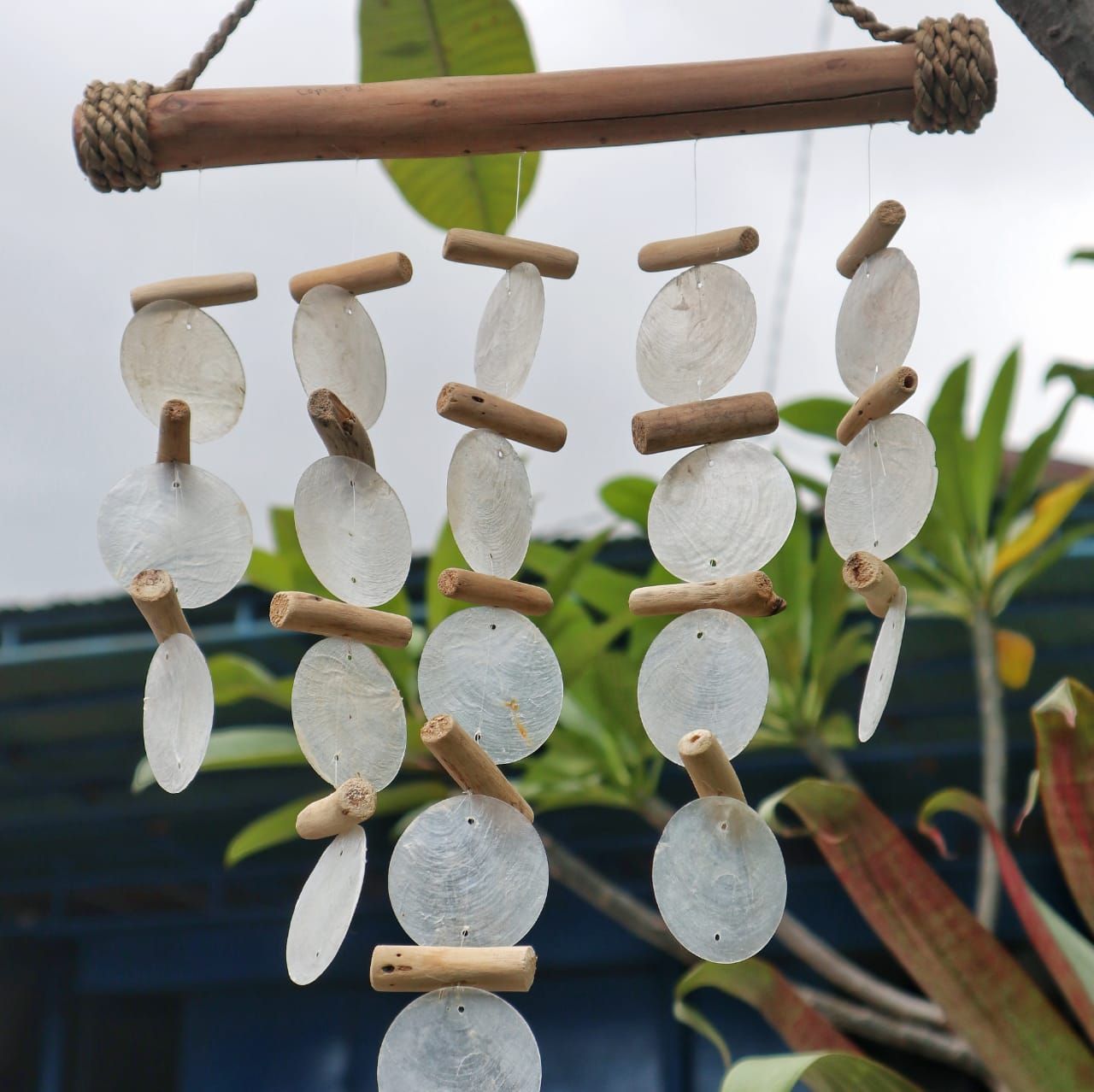 Klangspiel aus Capiz-Glas und Treibholz – Handgefertigte Melodie für Zuhause