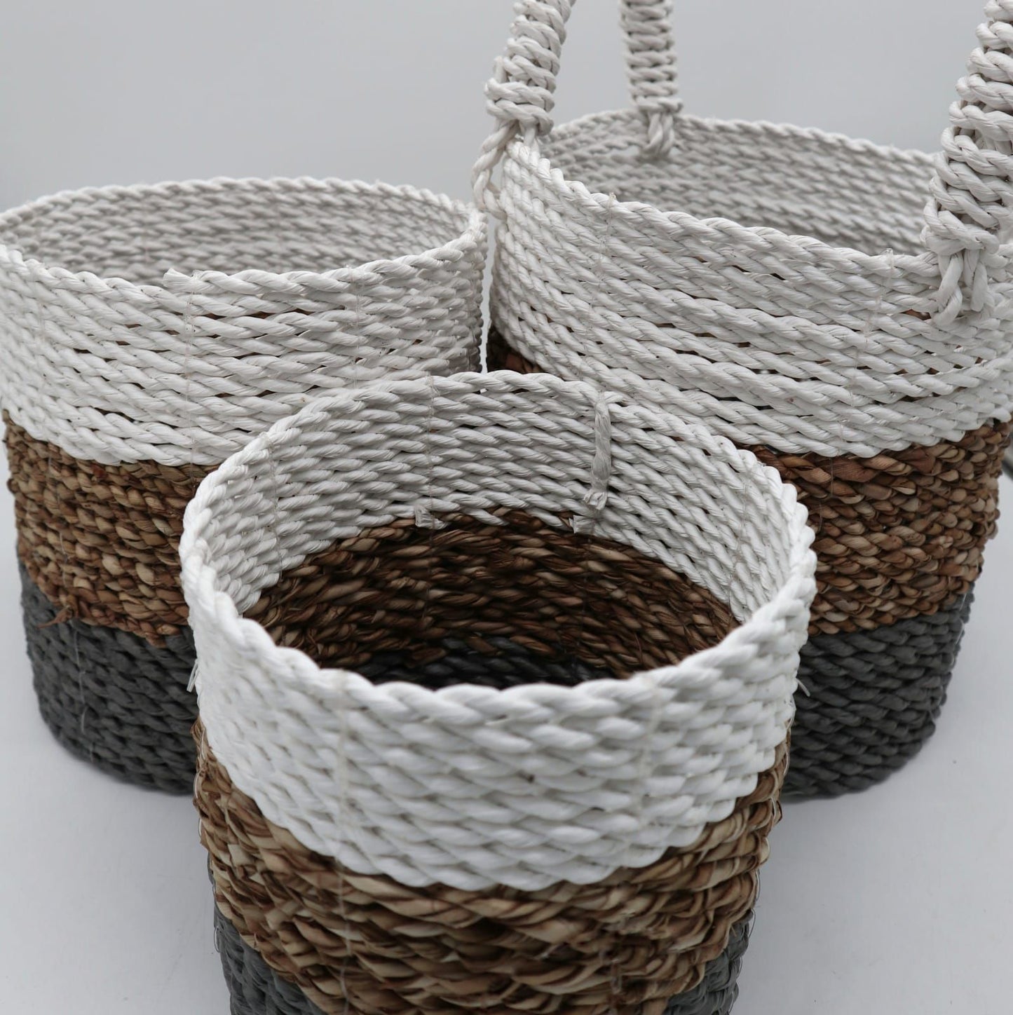 Set aus 3 handgeflochtenen Seegras-Körben in Grau, Natur & Weiß
