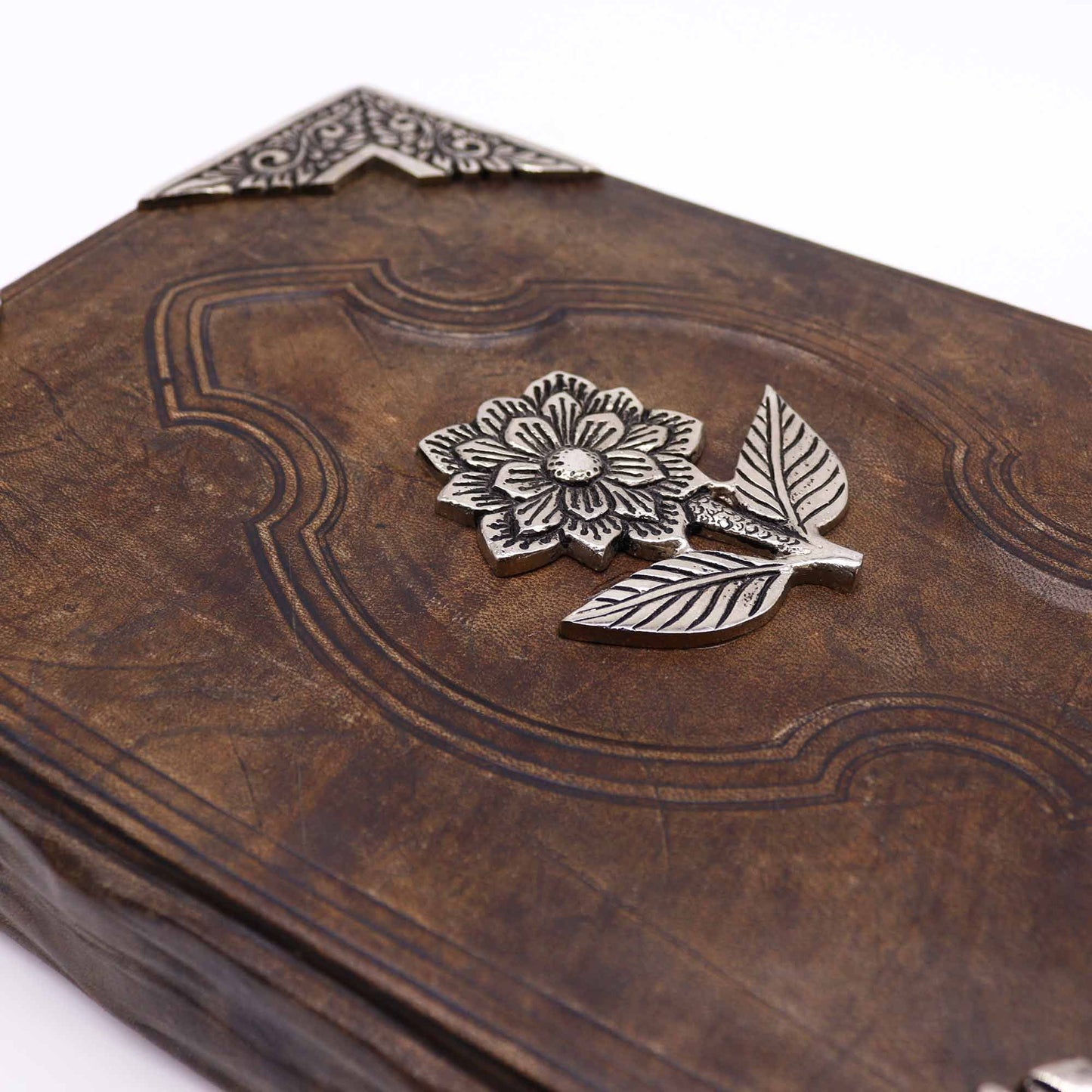 Notizbuch mit Zinkrosen-Prägung aus Leder | 200 Seiten mit beschnittenem Rand | 26x18 cm