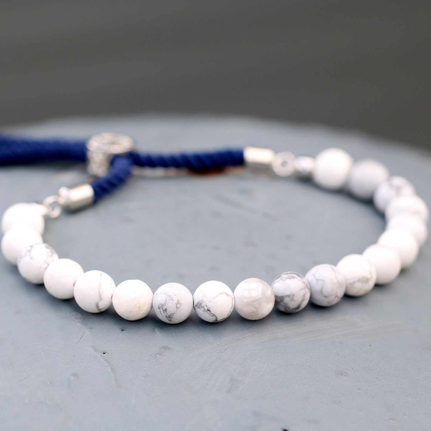 Edelstein-Armband mit weißem Howlit – Marineblau & 925er Silber