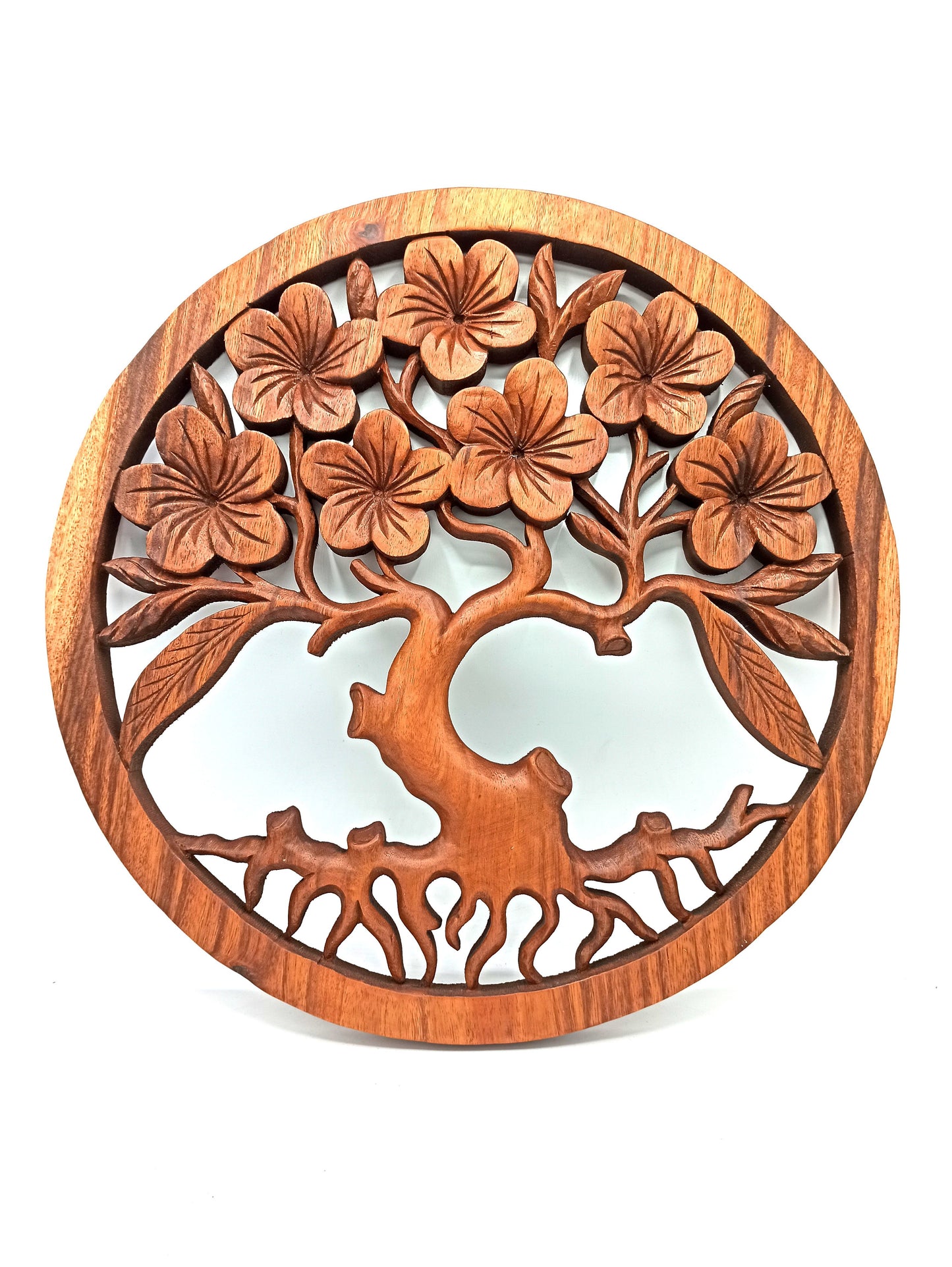 Handgeschnitztes Lebensbaum-Panel mit Frangipani-Blüten – 40 cm
