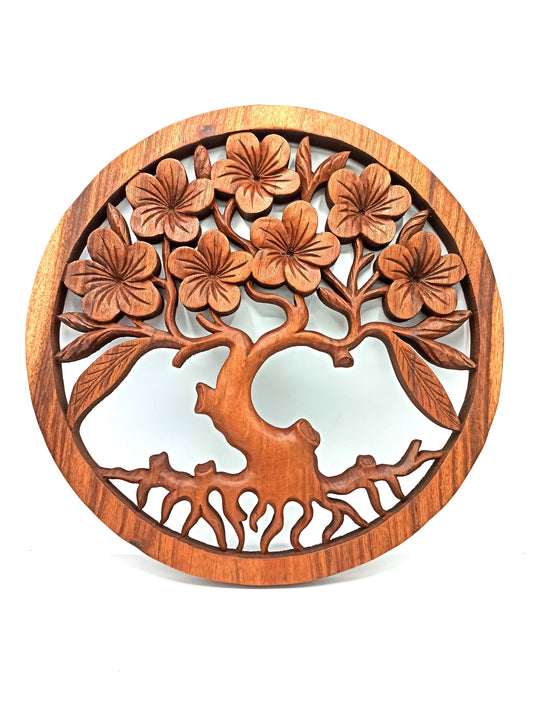 Handgeschnitztes Lebensbaum-Panel mit Frangipani-Blüten – 40 cm
