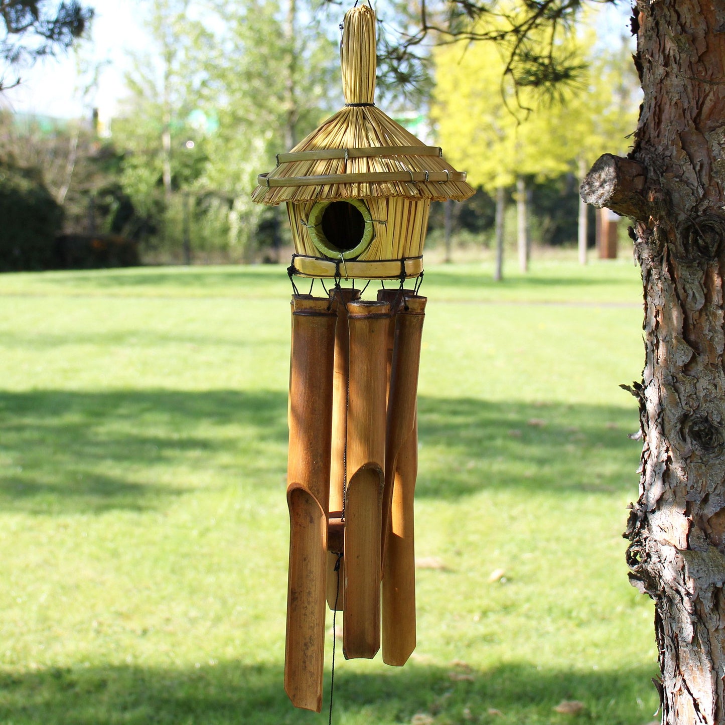 Handgefertigtes Vogelhaus aus Seegras mit Bambus-Windspiel – Natürliche Gartendekoration