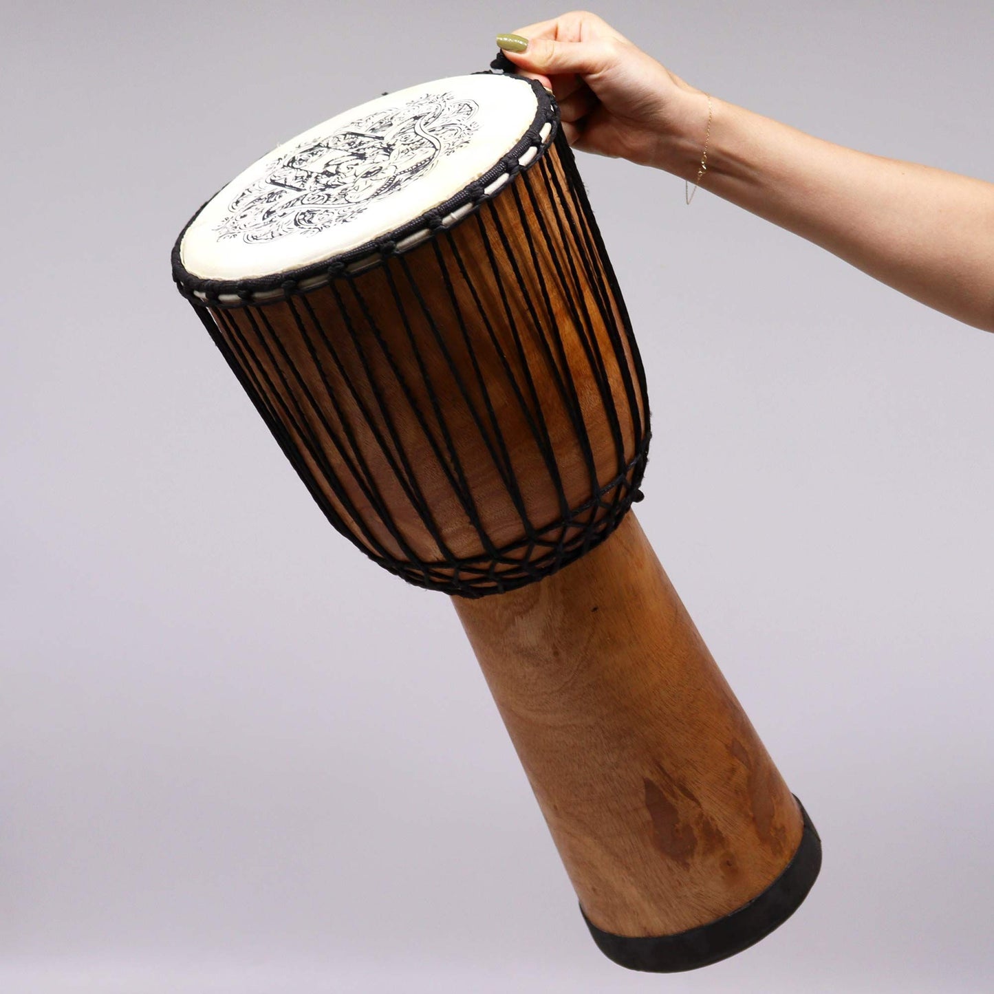 Handgefertigte Djembe mit Hamsa-Motiv – 50 cm Wide Top Trommel aus Suar-Holz