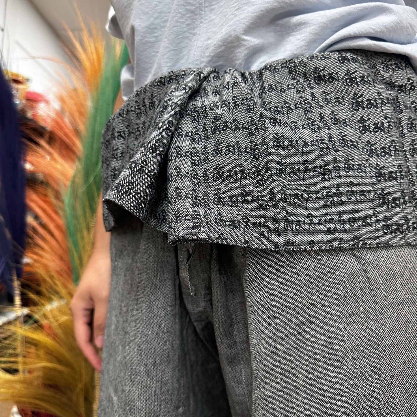 Mandala Mantra Yoga Hose Grau - Handbemalte Festivalhose aus Baumwolle