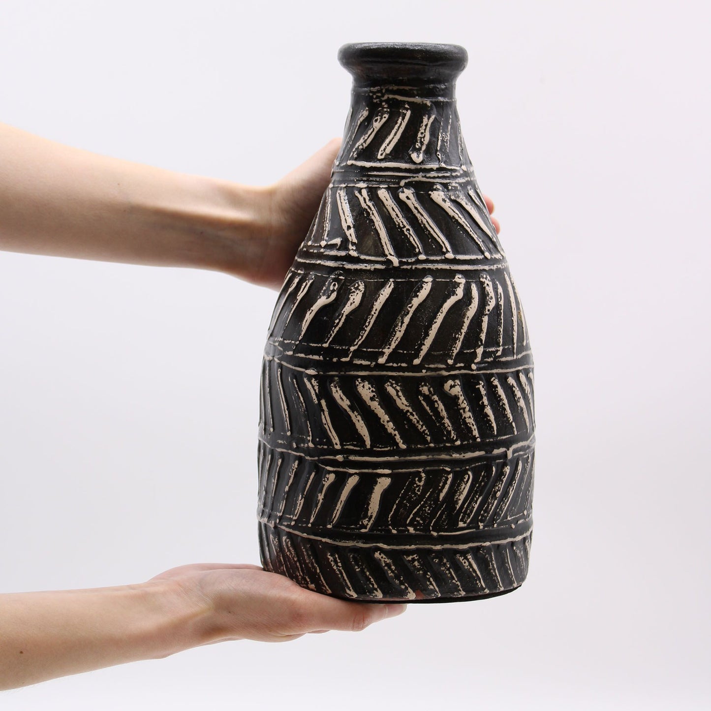 Keramikvase in Taper-Form - Handbemaltes Kunstwerk aus Lombok in Schokolade