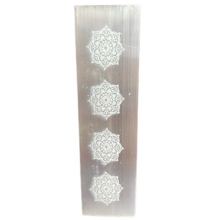 Selenit-Ladeplatte mit Mandala-Muster – 15 cm, handgeschnitzt