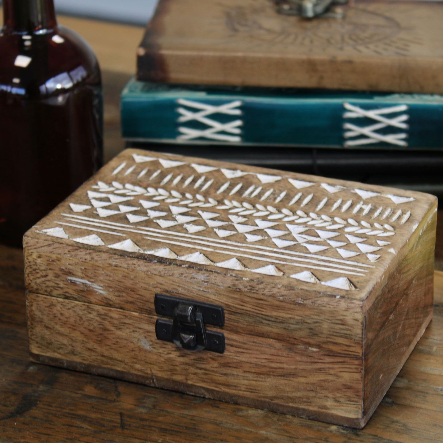 Handgeschnitzte Mangoholz-Box im Azteken-Design, weiß gewaschen (15x10x6 cm)