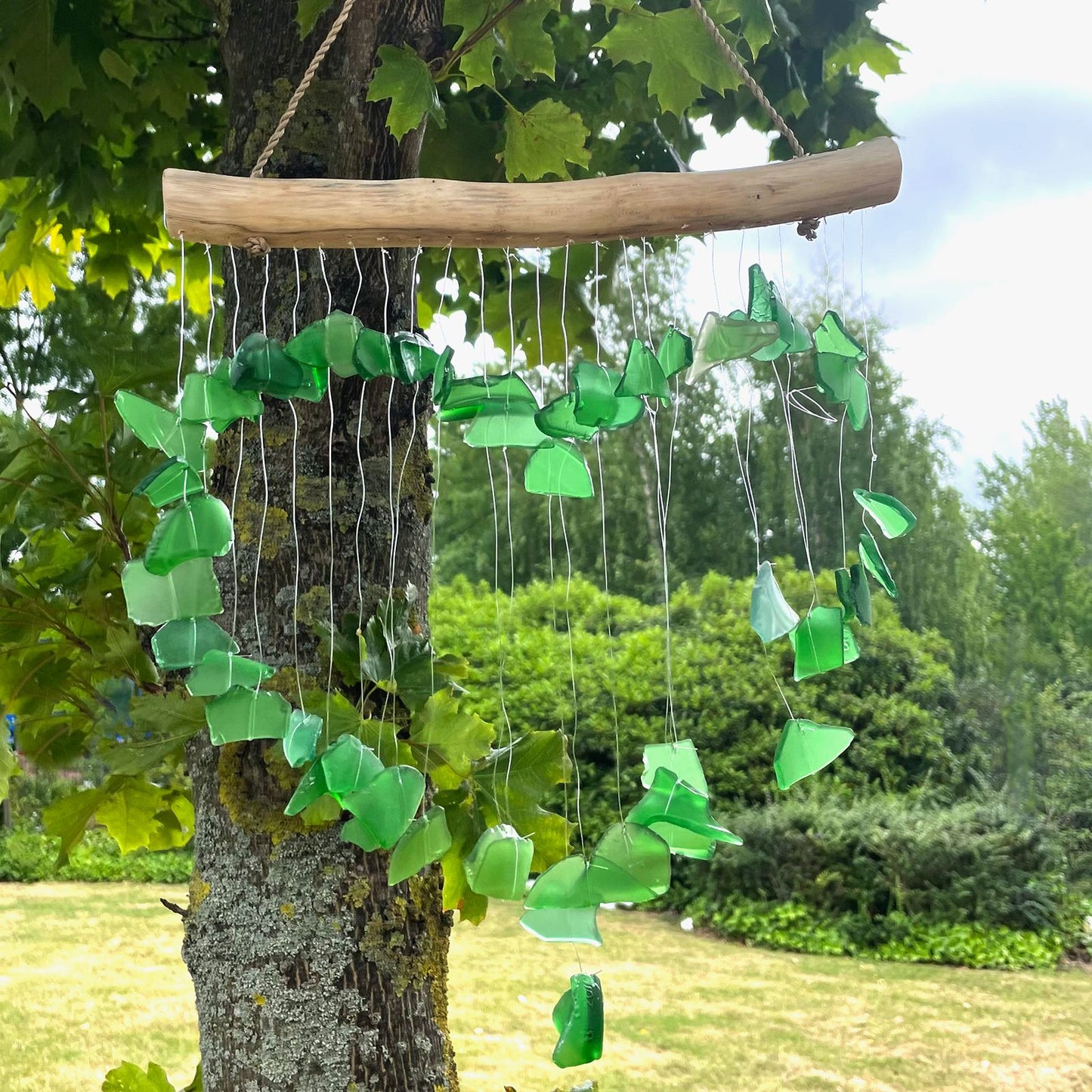 Windspiel 'Love Chime' in Grün - Handgefertigt aus Recyclingglas & Treibholz