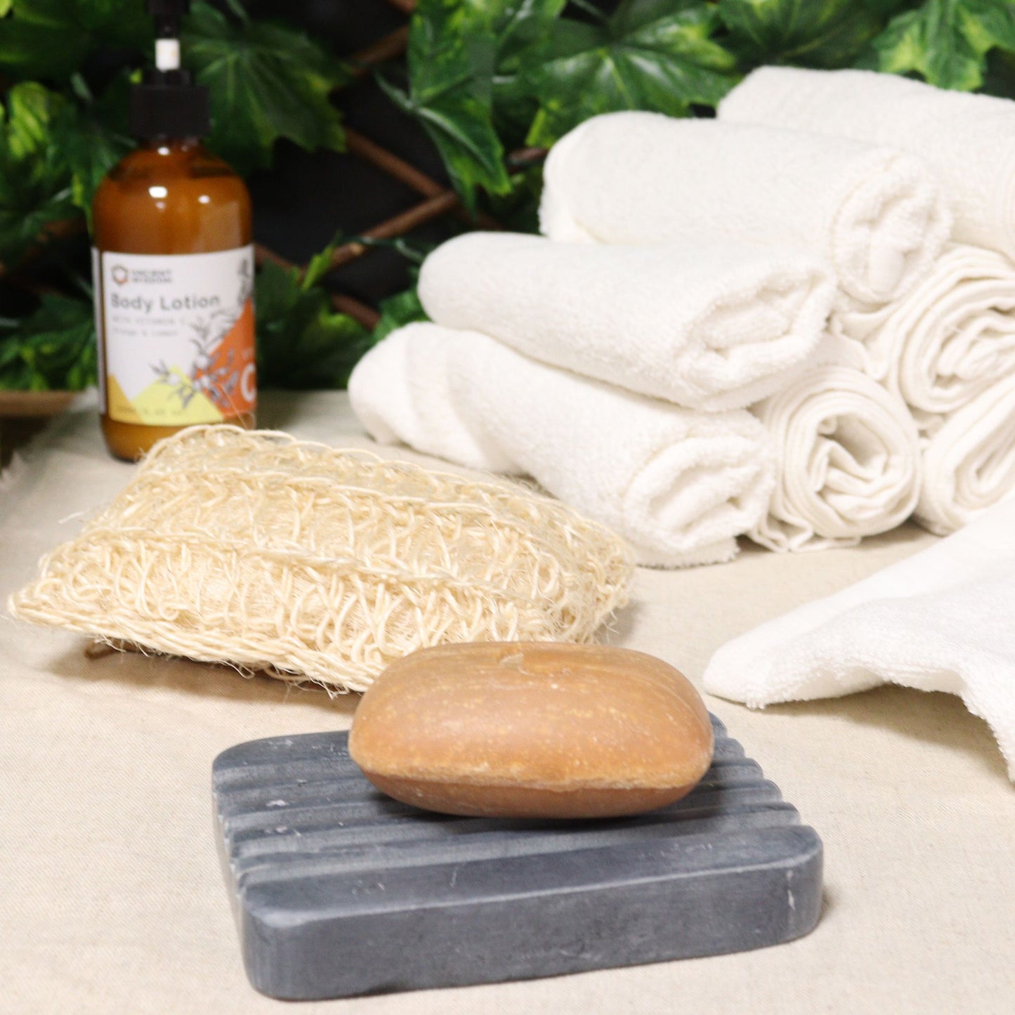 Graue Seifenschale aus Speckstein mit Relief - Handgefertigtes Naturstein-Accessoire