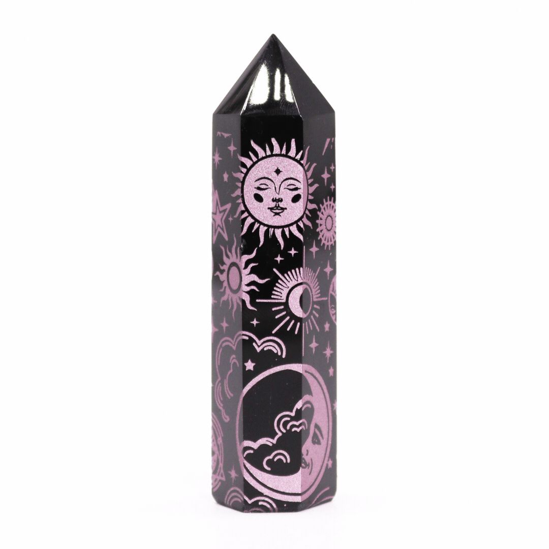 Obsidian Obelisk 'Mystic Story' in Rosa - Gravur mit Himmelssymbolen