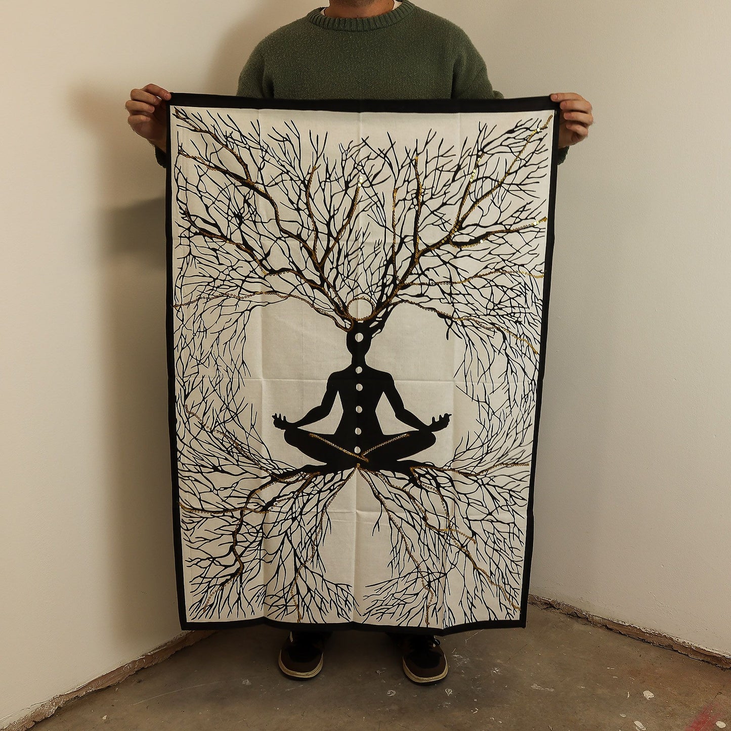 Textilkunst 'Erdverbindung' – Großformatiges Baumwoll-Wandbild mit goldenen Akzenten (70x110 cm)