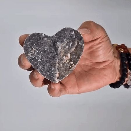 Handgeschnitztes Herz aus Natur-Kalzit | Einzigartiges Dekorationsstück (6,5-8,5 cm)