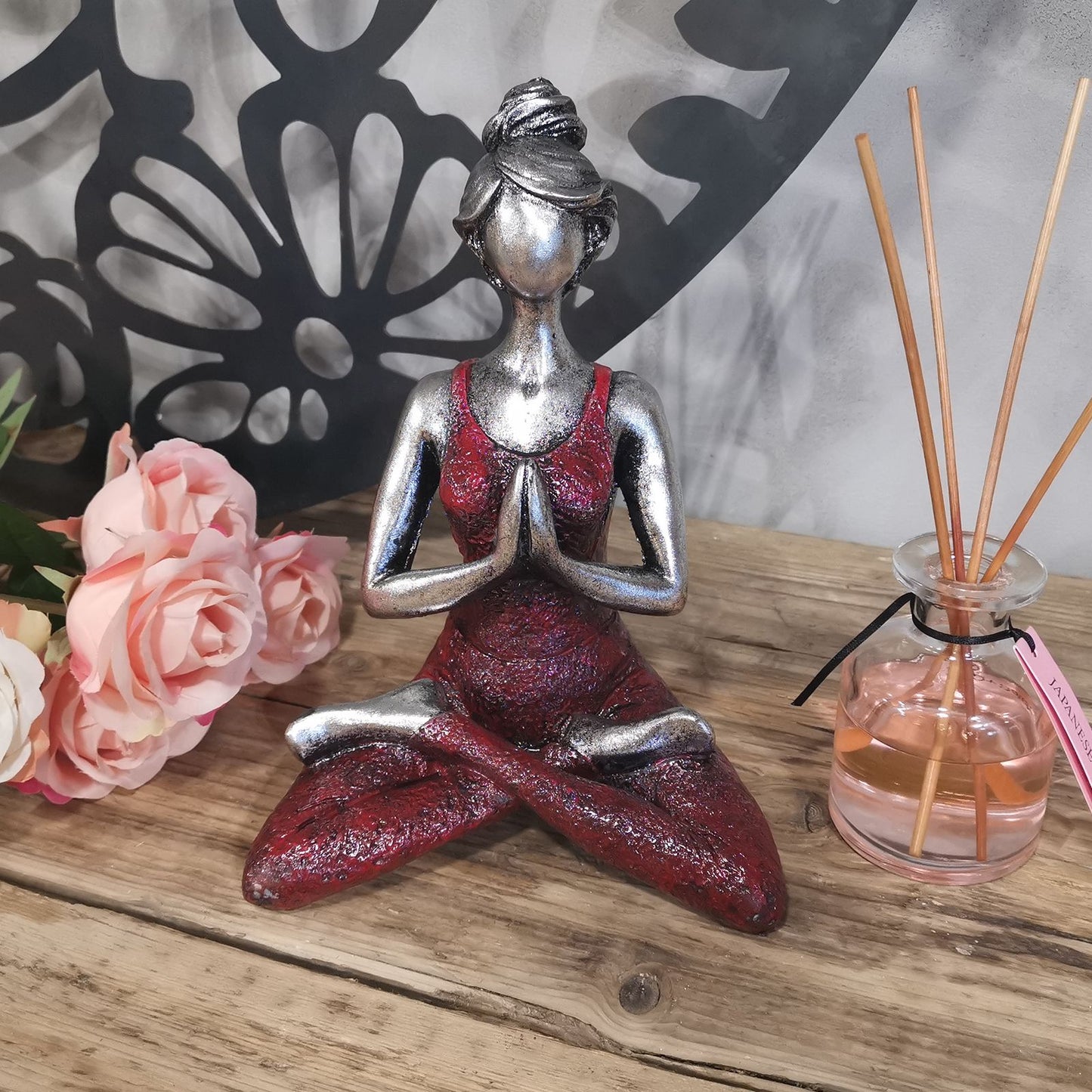 Yoga Lady Figur in Silber & Bordeaux – Handgefertigte Resin-Dekoration