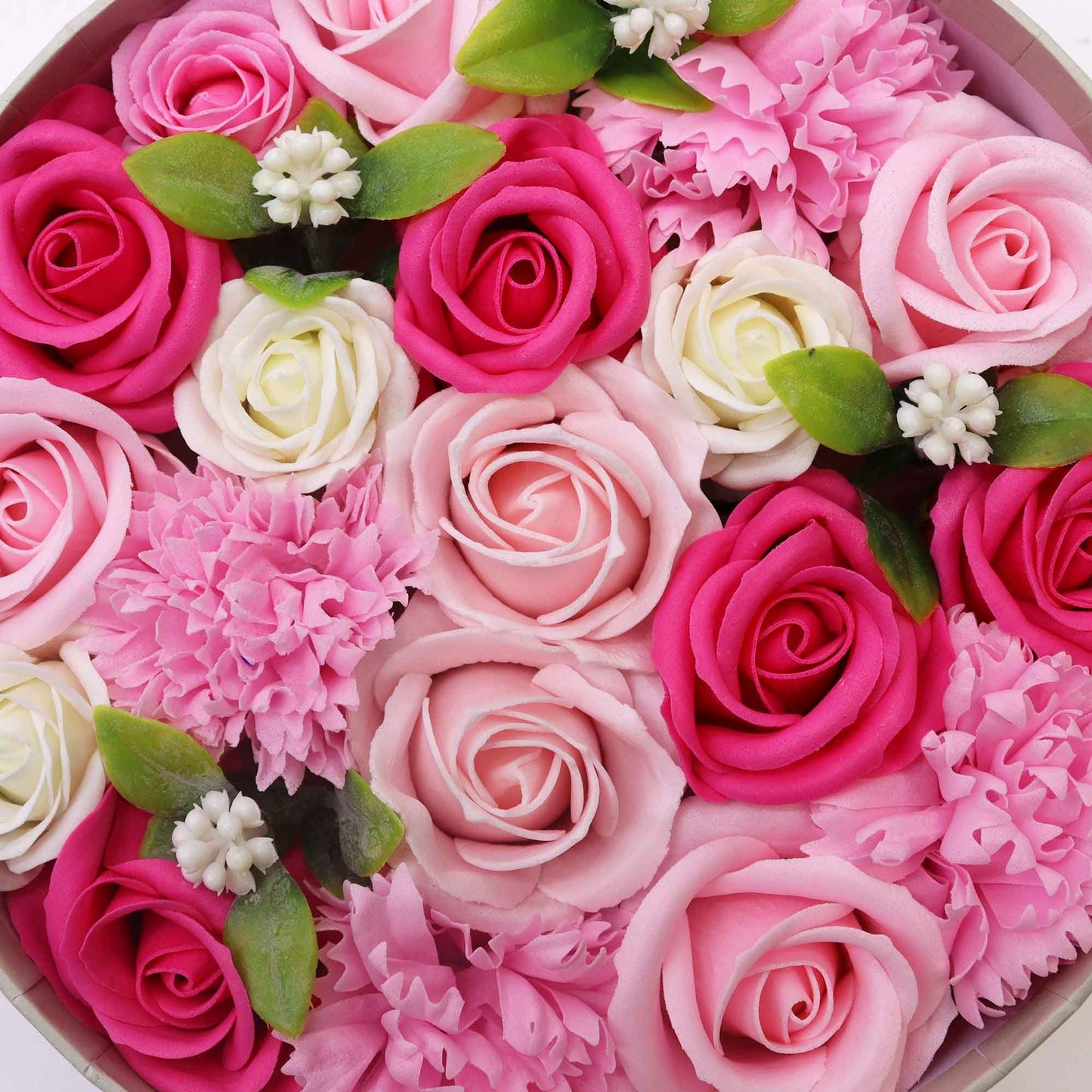 Runde Geschenkbox 'Baby Blessings' mit zarten Seifenrosen in Rosa