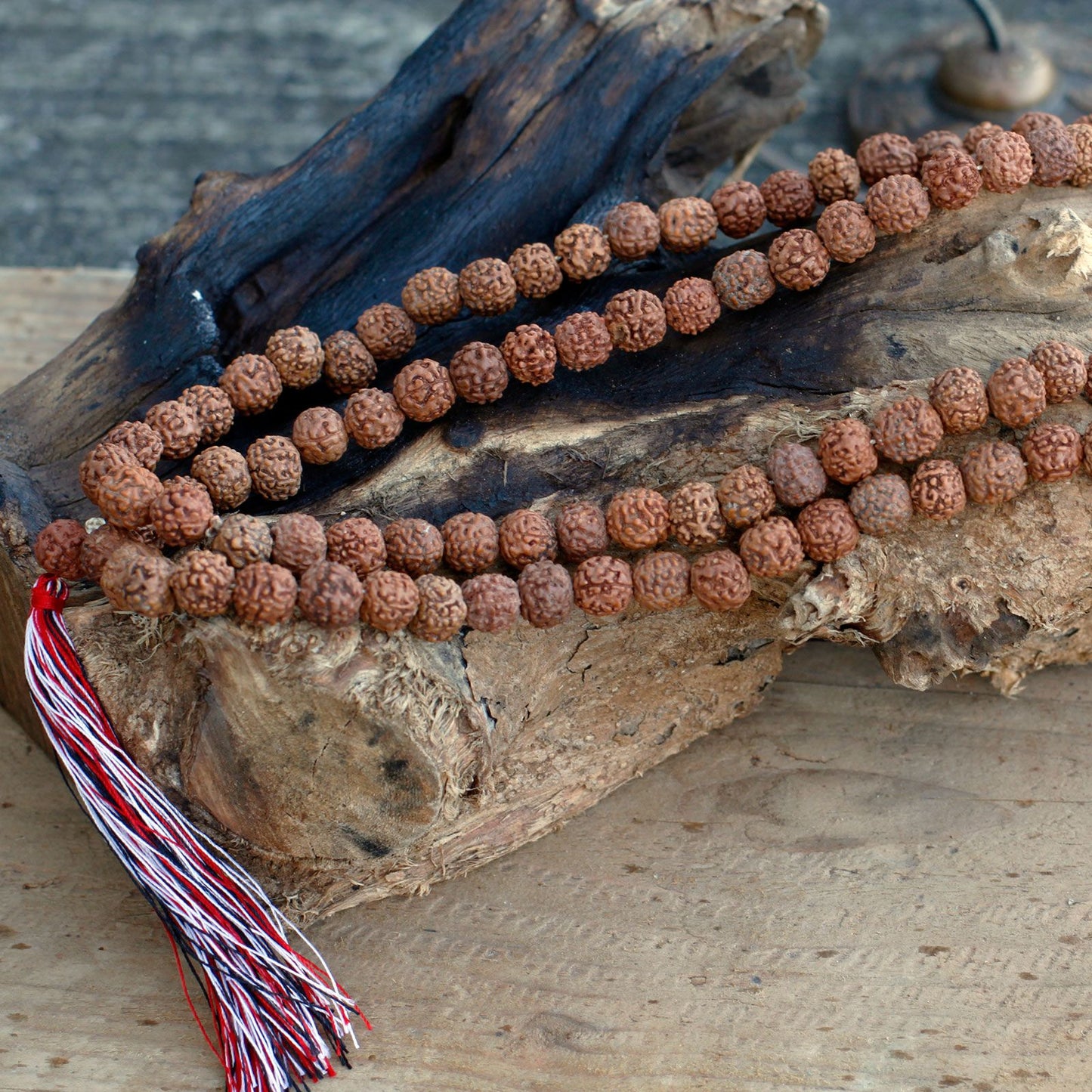Mala-Kette mit 108 Rudraksha-Perlen – Handgefertigt für Meditation & Achtsamkeit