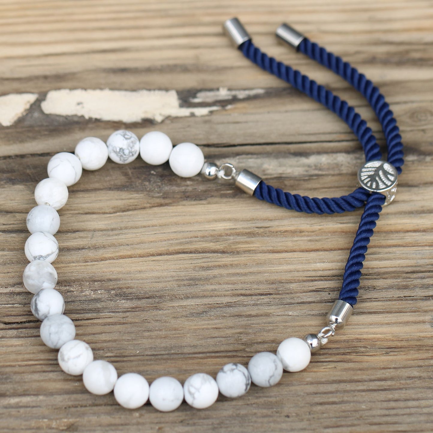 Edelstein-Armband mit weißem Howlit – Marineblau & 925er Silber