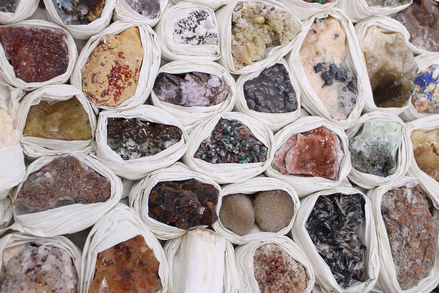 Sammlerbox mit 24 einzigartigen Mineralien – Naturschätze der Erde
