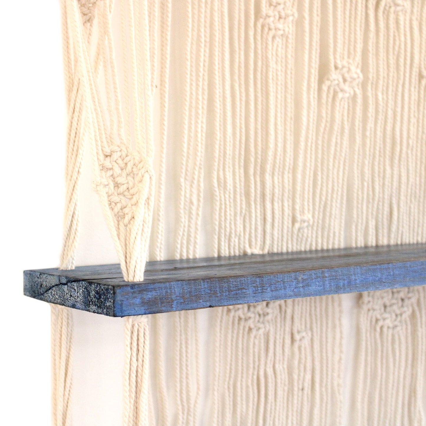 Makramee-Hängeregal in Blau – Handgewebtes Regal aus Albesia-Holz
