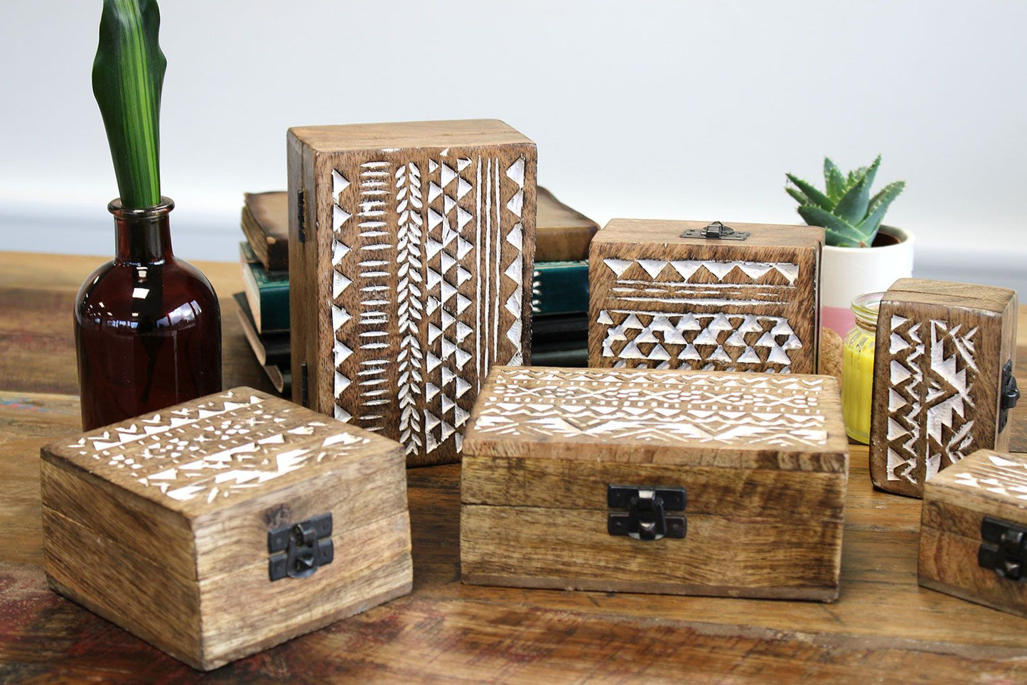 Handgeschnitzte Mangoholz-Box im Azteken-Design, weiß gewaschen (15x10x6 cm)