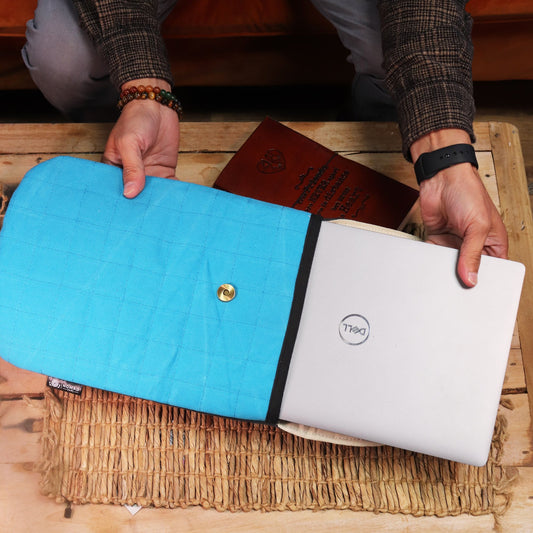 Laptop-Hülle in Türkis – Gepolstert & handgefertigt