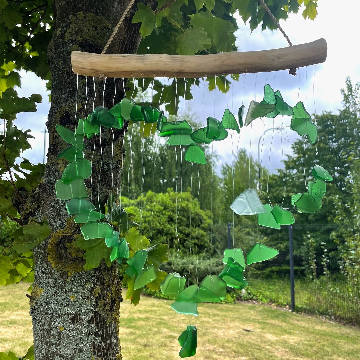 Windspiel 'Love Chime' in Grün - Handgefertigt aus Recyclingglas & Treibholz